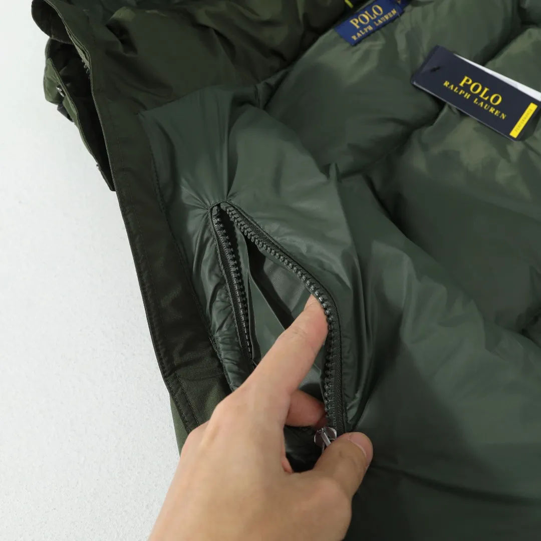 P660 #R54 Ralph Lauren/Ralph Lauren hooded down jacket (top quality, feel free to compare), using imported Barudan embroidery machine, carefully crafted with thousands of needles electric embroidery technology. Imported No. 7 needles and special embroidery thread ensure that every letter of the polo logo is full, three-dimensional and clear, creating the "most expensive embroidery logo" that can be called a work of art. Top-notch velvet core, luxurious warmth. Filled with national standard 80% high-quality white duck down, bringing excellent thermal insulation performance. At the same time, it is lightweight and can quickly regain its fluffiness after compression, bringing you a warm embrace without burden and resisting the harsh winter. Technical fabrics, no fear of wind and snow •Long-lasting fluffy and shape-retaining: High-quality filling ensures that the down jacket is not easy to stiffen and keeps you warm for a long time. •Strict anti-velvet technology: Using 400T gall fabric with pinhole retraction technology, it fundamentally eliminates the phenomenon of velvet leakage and makes wearing more secure. •All-round protective experience: Windproof and waterproof matte fabric, combined with an adjustable hem with a built-in drawstring buckle, can effectively lock in temperature and cold, and cope with changeable weather. Perfect details, creating a classic •Original electroplated YK zipper, smooth and durable, with brand texture highlighted in every detail. •Detachable hood design, one garment can be worn multiple times to meet different occasions and outfit needs. •Original hangtag and washed label, quality guaranteed. Five colors come together for couples to enjoy together: black is cool, beige is gentle, navy is calm, khaki is retro, and green is fresh. Available in five colors, the same style for men and women, it can be worn perfectly as a couple's outfit or a personalized item, becoming an indispensable fashion equipment on the streets in winter. Color: black, khaki, navy blue, army green, beige Size: S M L 66 67